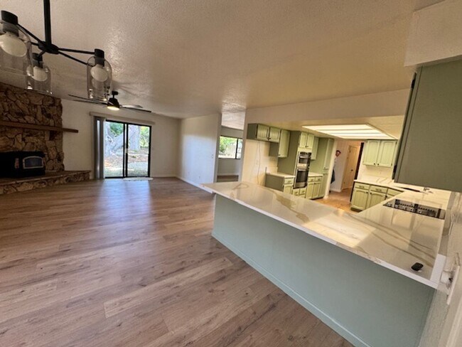 Foto del edificio - MOVE IN TODAY! Remodeled home with a view
