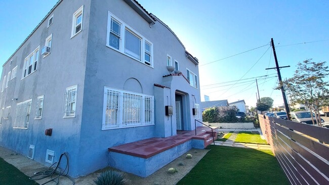 Building Photo - 3536 W 60th St