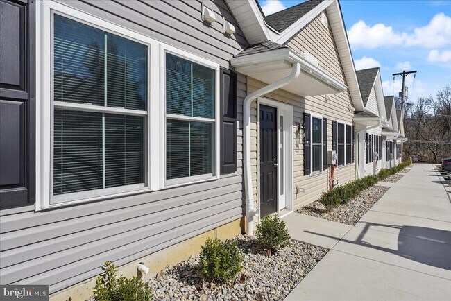 Foto del edificio - 552 Creek Rd