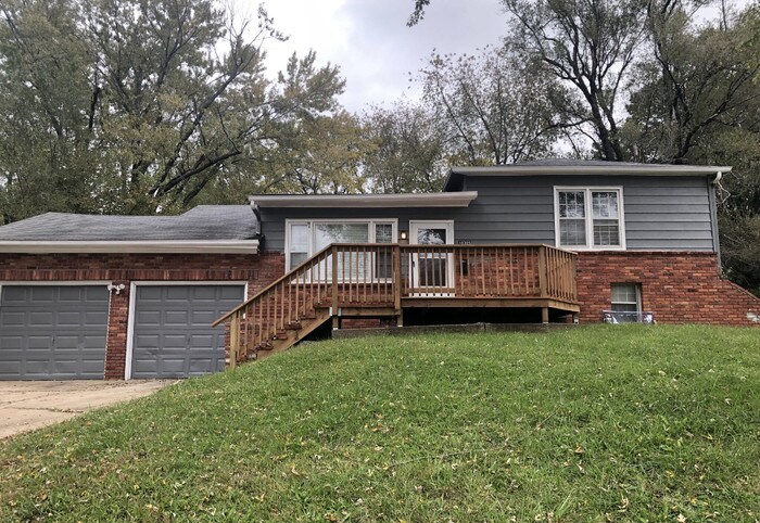Primary Photo - Gorgeous South KC Split Level
