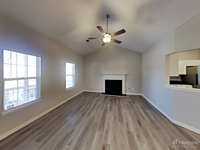 Foto del edificio - 4856 Lake Park Ln