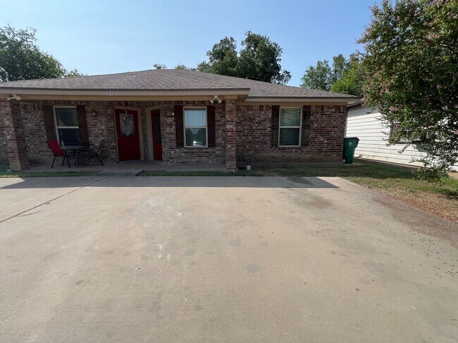 Building Photo - McGregor duplex