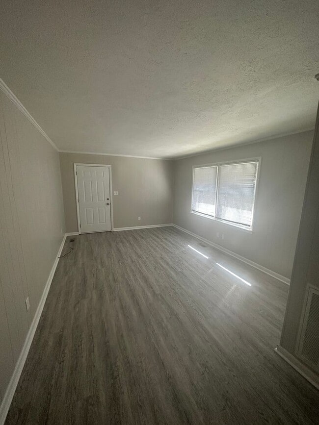 Building Photo - 2 Bedroom, 1 Bath Duplex in Tullahoma conv...