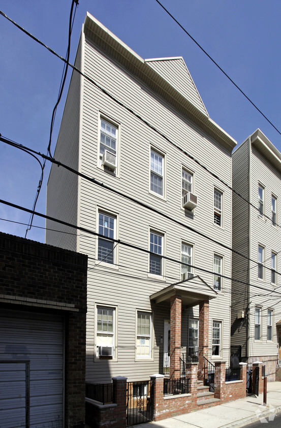 Primary Photo - 542 Lincoln St