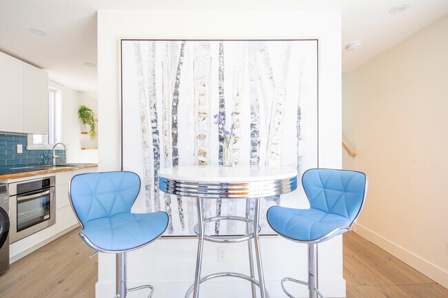 Foto del edificio - 730 Maxwell Ave