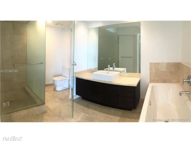 Foto del edificio - 150 Sunny Isles Blvd