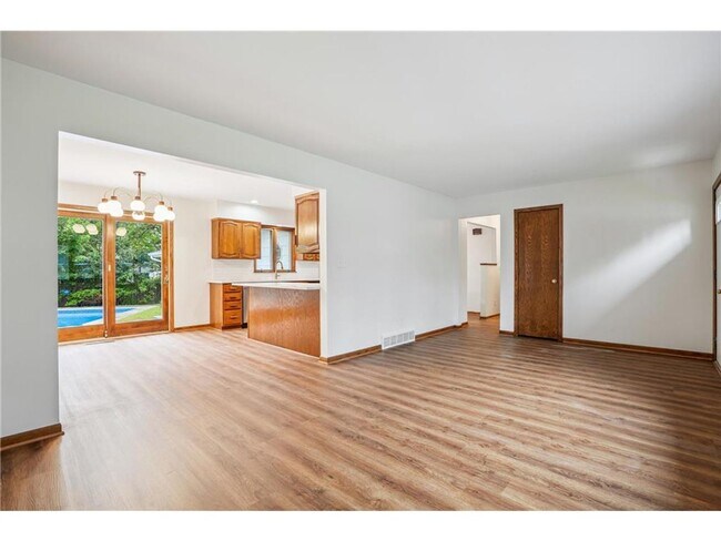 Foto del edificio - Spacious 4-Bed 3-Bath Home in Hudson - New...