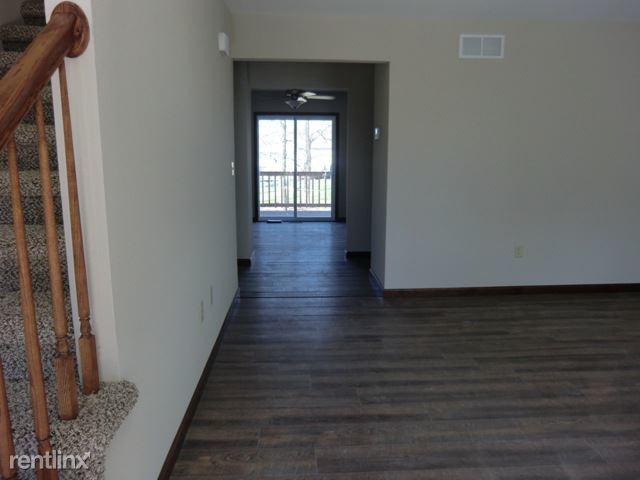Building Photo - 1427 Village Cir Dr