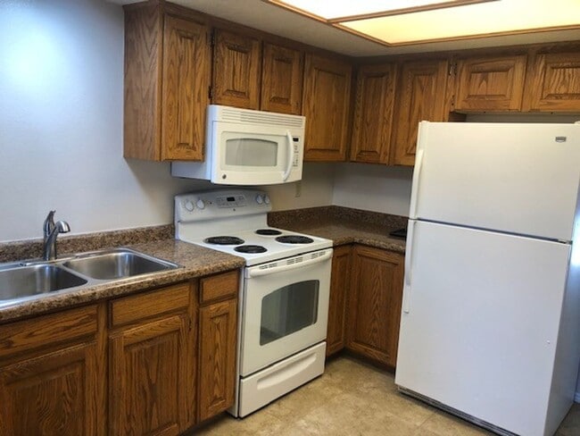Building Photo - New England Town home.