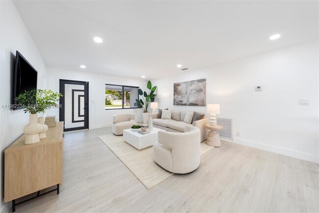 Building Photo - 1305 N 31st Rd