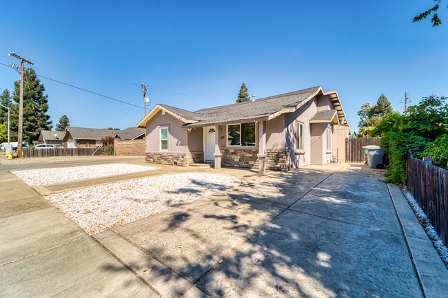 Building Photo - Beautiful 3 Bed / 2 Bath Home in  Yuba City
