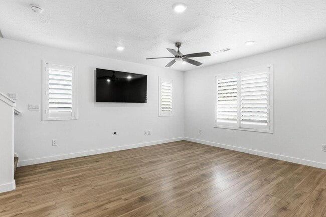 Building Photo - 3302 E Elkhorn Ln