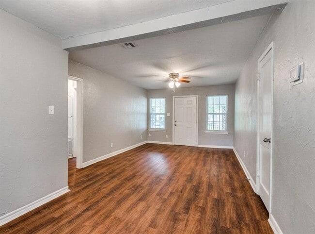 Building Photo - 213 W Jacobs Dr