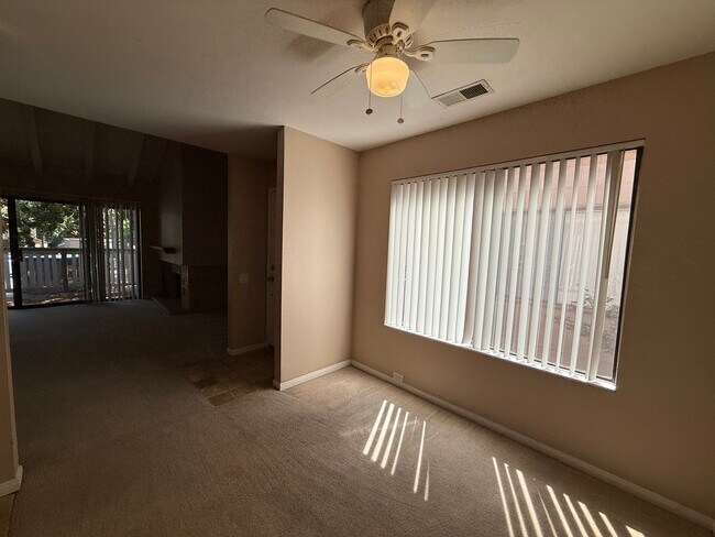 Foto del edificio - 2 bed 2 bath upstairs condo available to m...