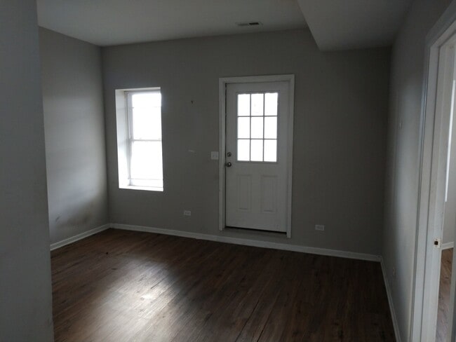 Building Photo - 6219 S Rhodes Ave