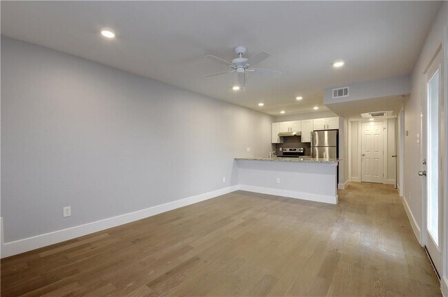 Building Photo - 909 Reinli St