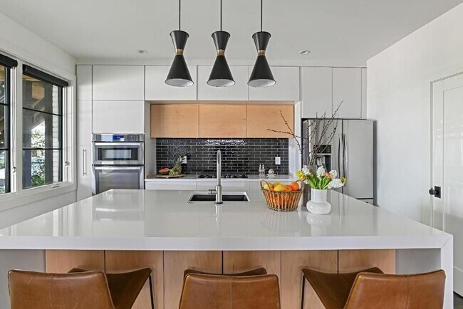 Foto del edificio - 634 Bonaventure Ave NE