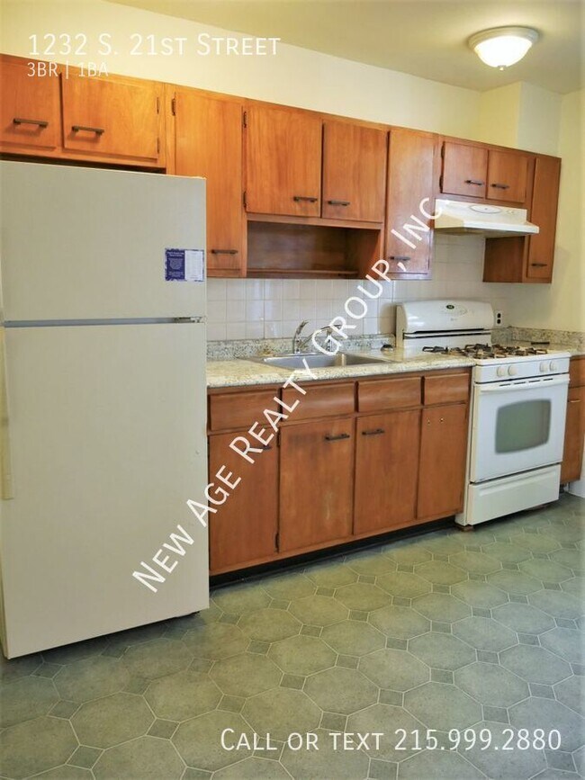 Building Photo - Spacious 3 bedroom, 1 bathroom house locat...
