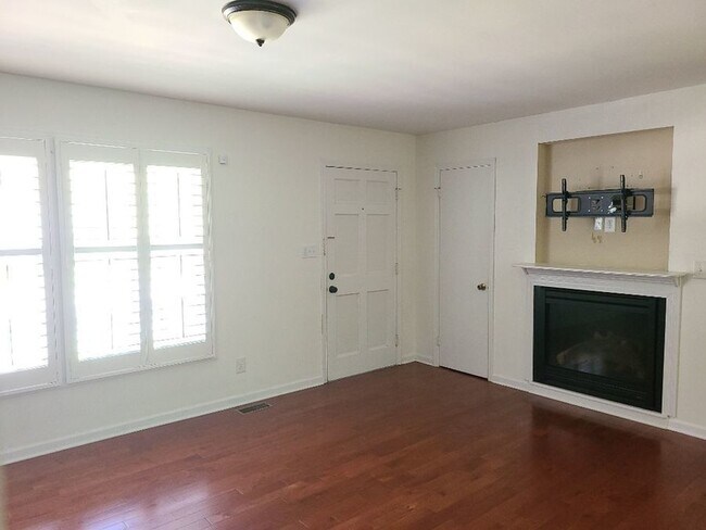 Foto del edificio - 4304 Waterbury Rd