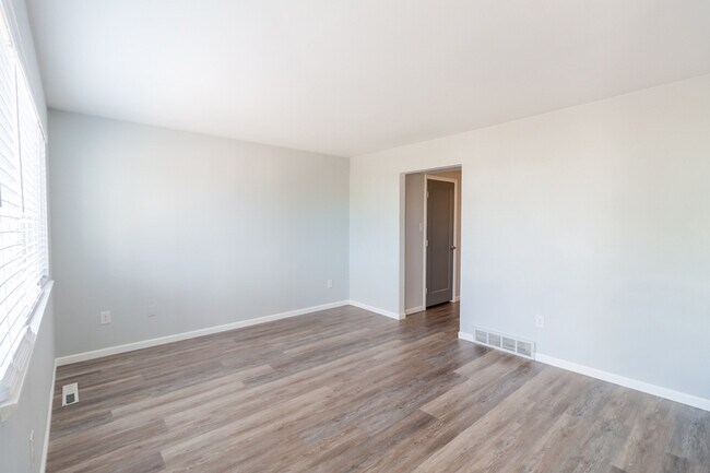 Building Photo - 1201 Crook Ave