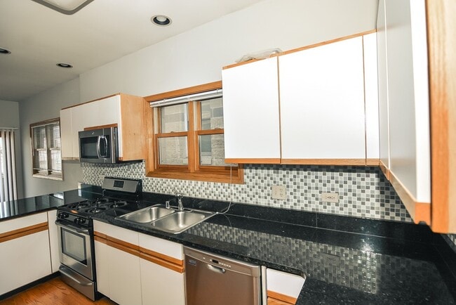 Building Photo - 3721 N Janssen Ave