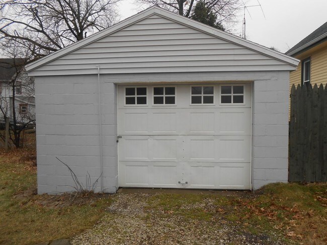 Building Photo - 654 E Glenwood Ave