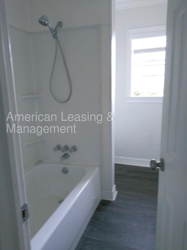 Building Photo - Spacious 2 Bedroom Apartment