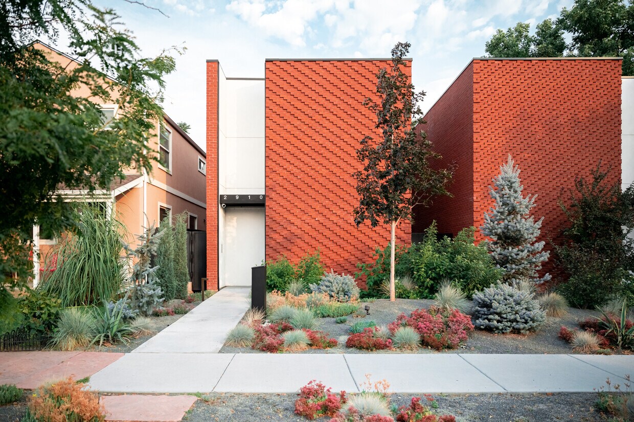 Primary Photo - 2910 Arapahoe St