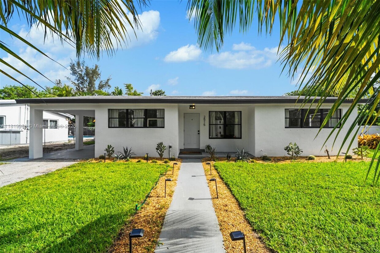 Foto principal - 2515 NE 207th St