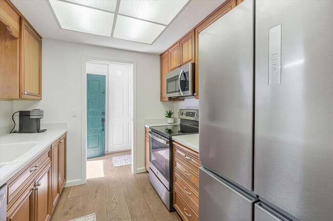 Building Photo - Freshly Renovated, End Unit Town-House Ava...