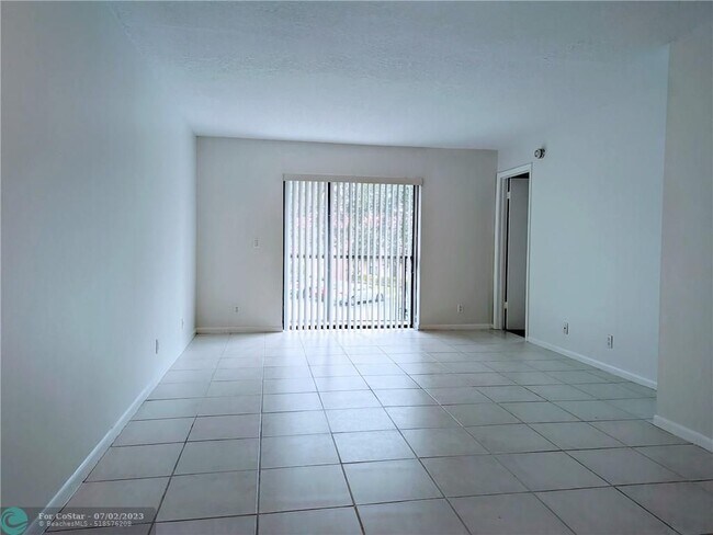 Building Photo - 21915 Lake Forest Cir