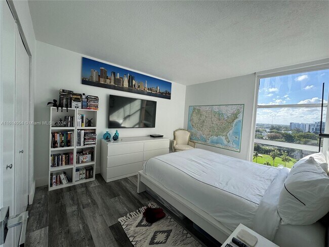 Foto del edificio - 20335 W Country Club Dr