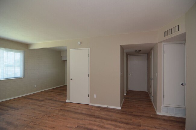 Building Photo - Remodeled 3 Bedroom 2 Bath Duplex! South Central Tucson Location!