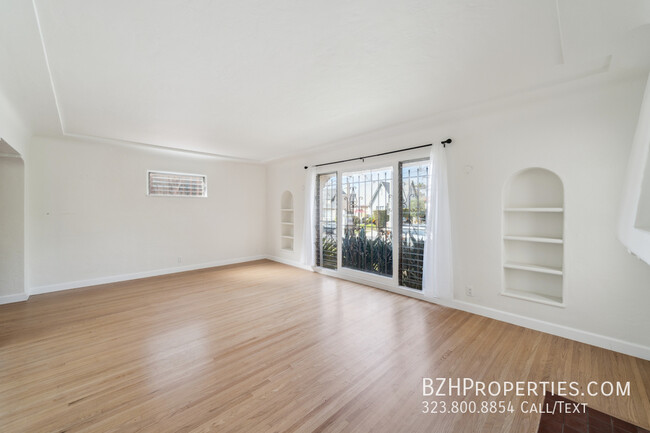 Building Photo - Charming Duplex in McCarthy Circle – Class...