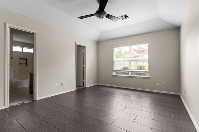 Building Photo - 5512 Golden Dr