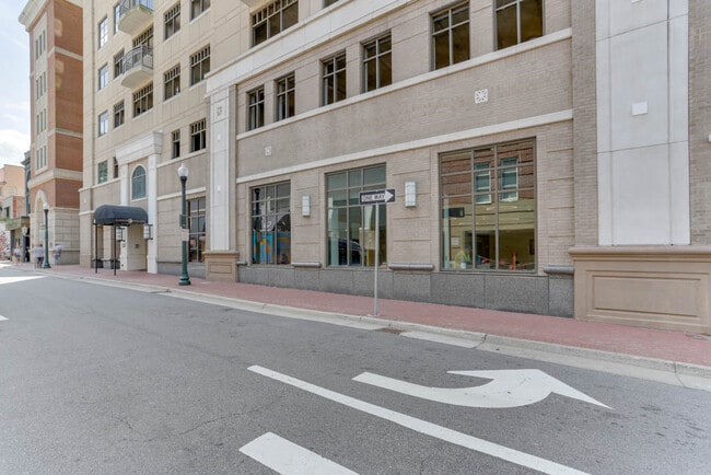 Building Photo - 123 College Pl