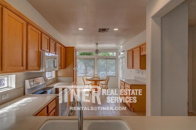 Foto del edificio - 3-Bedroom Home with Great Amenities and Ch...