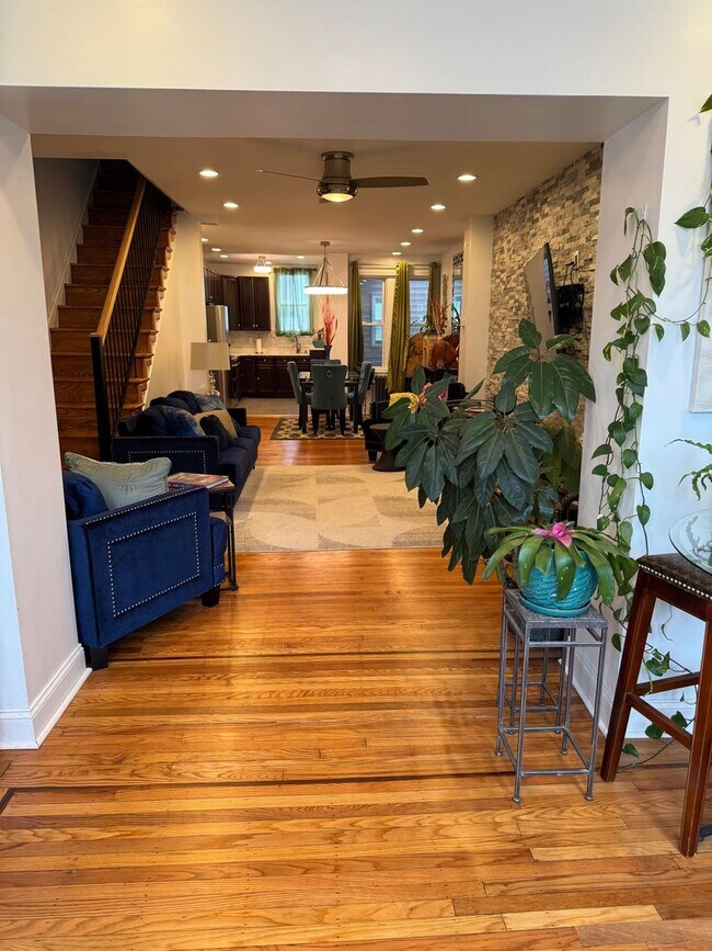 Building Photo - Beautiful 3 bed, 1.5 bath available for rent