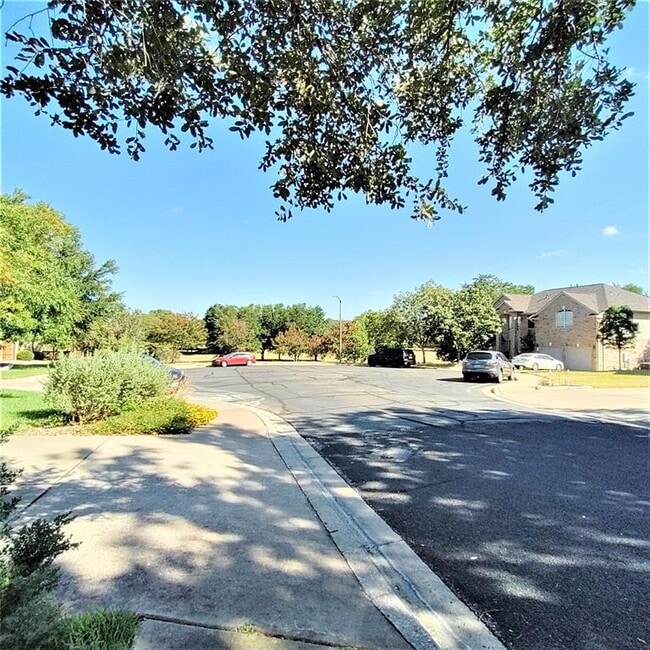 Building Photo - 207 Kettleman Ln N