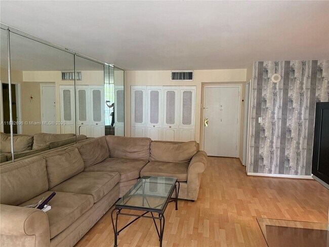 Foto del edificio - 17021 N Bay Rd