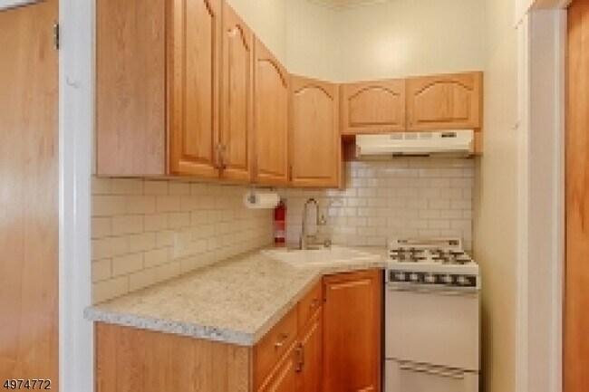 Building Photo - 100 King St