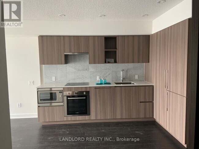 Building Photo - 17 Bathurst St