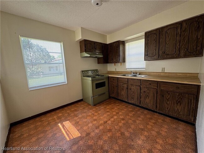 Foto del edificio - 307 N Lake Reedy Blvd