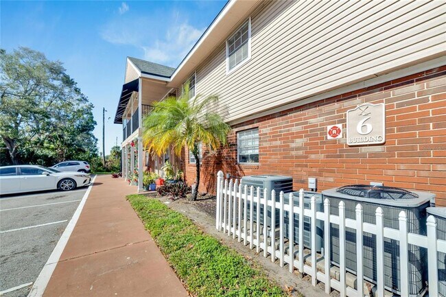 Building Photo - 200 Country Club Dr