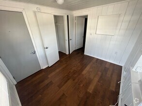 Building Photo - 528 5th Ave W