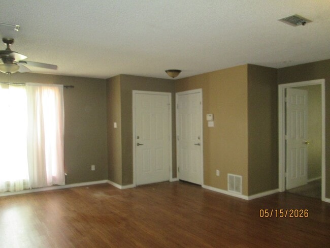 Building Photo - HOUSE - 3 Bedrooms, 2 Bath, 2 Car Garage