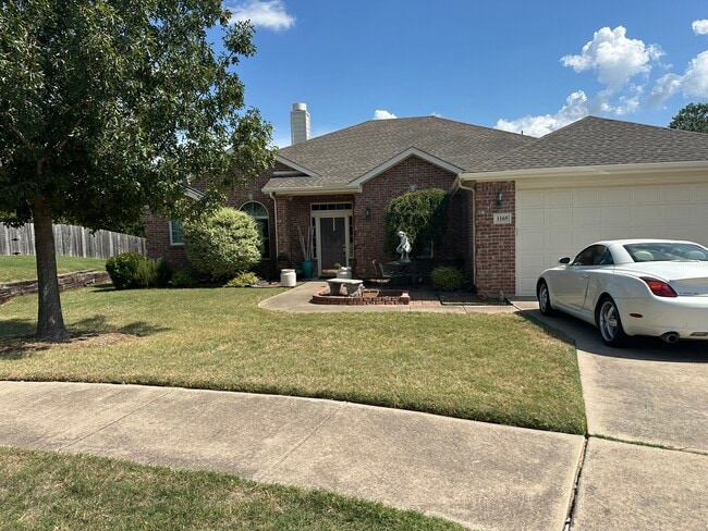 Welcome to a beautiful home  in Benbrook. This home is minutes away from shopping and bike trails. - 1165 Albatross Ct Welcome to a beautiful home  in Benbrook. This home is minutes away from shopping and bike trails. - 1165 Albatross Ct