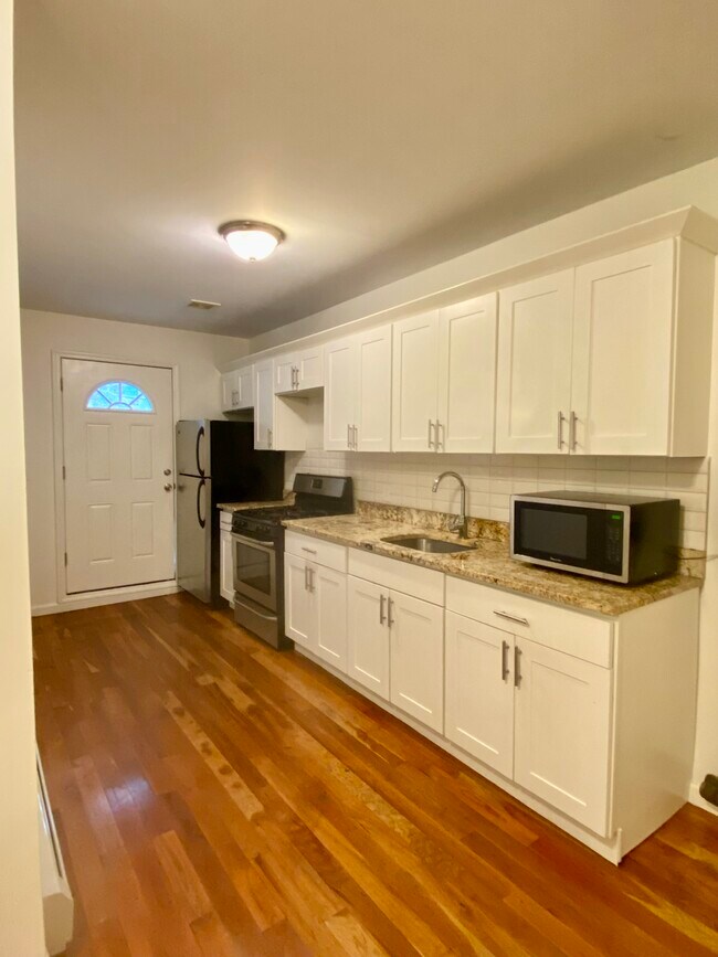 Kitchen - 537 Bainbridge St