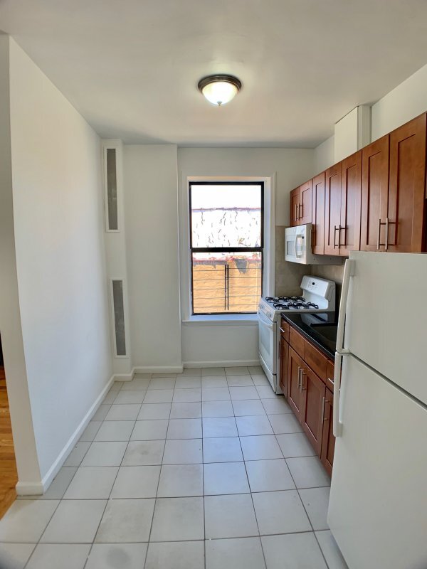 Building Photo - 567 W 191st St