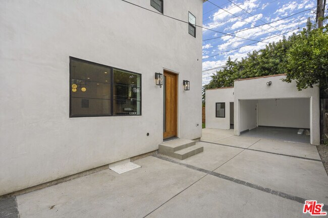 Building Photo - 3306 Casitas Ave